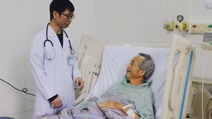 Cụ ông suýt mất mạng vì tự chữa bệnh bằng nước lá dại