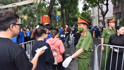 Lực lượng Công an hỗ trợ người dân quét mã QR khi vào viếng Tổng Bí thư Nguyễn Phú Trọng