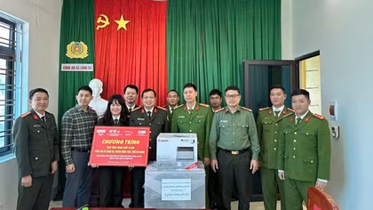 Trao hơn 200 triệu đồng đến với bà con vùng cao