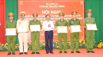 Khen thưởng các tập thể, cá nhân giải cứu con tin bị kẻ "ngáo đá" khống chế