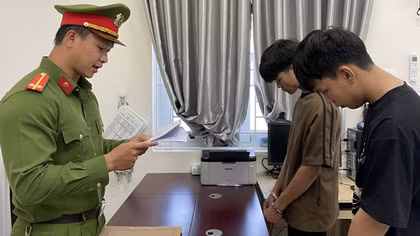 Truy bắt hai tên cướp “nhí” giật tài sản phụ nữ đi đường