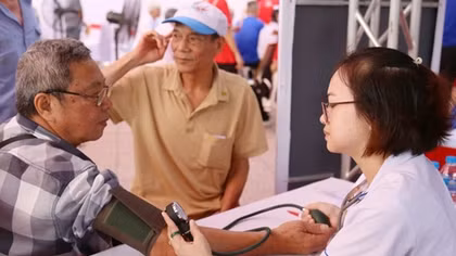 Nghiện thuốc lá 30 năm, đi khám phát hiện mắc bệnh phổi tắc nghẽn mãn tính
