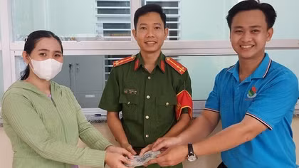 Nam sinh viên nhặt được ví tiền nhờ Công an tìm trả lại người đánh rơi