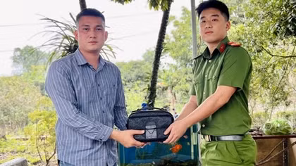 Chiến sỹ Cảnh sát cơ động trả lại hơn 200 triệu đồng cùng tài sản cho du khách