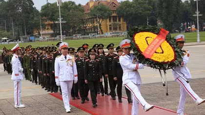 Đoàn đại biểu tham gia chung kết cuộc thi tìm hiểu về môi trường báo công với Bác