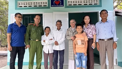 Trại tạm giam Công an tỉnh Ninh Thuận trao tặng nhà tình nghĩa cho người dân