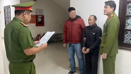 Tạm giữ hình sự tài xế xe ben không bằng lái, chống CSGT