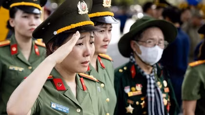 Cán bộ, chiến sĩ Công an nén nỗi buồn để hoàn thành nhiệm vụ vinh dự, tự hào