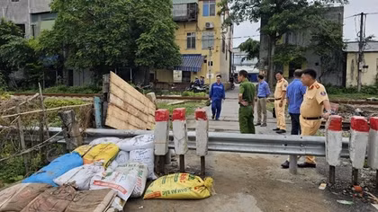 Tháo dỡ “cầu vượt” người dân tự lắp đặt qua đường sắt