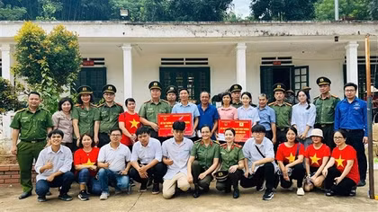 Thanh tra Bộ Công an chia sẻ khó khăn với người dân và CBCS Công an Bảo Yên sau bão