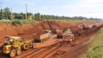 Rộn ràng không khí thi đua trên công trường cao tốc Buôn Ma Thuột - Khánh Hòa