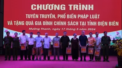 Tuyên truyền pháp luật và tặng quà gia đình chính sách tại Điện Biên