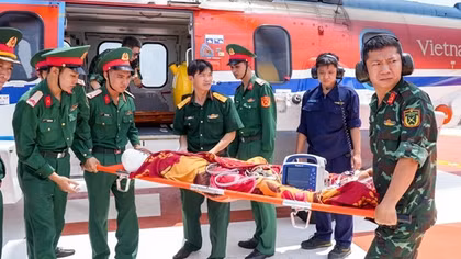 Đưa bệnh nhân bị chấn thương nặng, đứt rời 1/3 cánh tay phải về đất liền an toàn