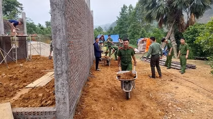 Công an huyện Yên Sơn giúp đỡ người dân dựng lại nhà sau thiên tai