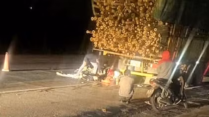 Lái xe sau chầu nhậu, hai nam thanh niên đâm vào xe chở keo tử vong
