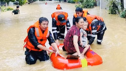 Chuyện của những người“cõng hàng” trong lũ