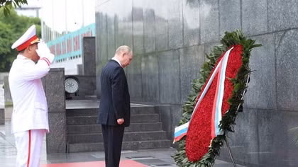 Tổng thống Vladimir Putin vào Lăng viếng Chủ tịch Hồ Chí Minh