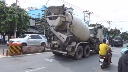 Trên đường chở con đi học về, người mẹ bị xe bồn trộn bê tông cán tử vong