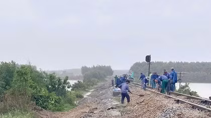 Đường sắt tiếp tục chạy tàu, chuyển tải hành khách qua Quảng Trị