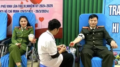 Nữ Đại úy Công an cùng đồng đội hiến máu cứu bệnh nhân qua cơn nguy kịch