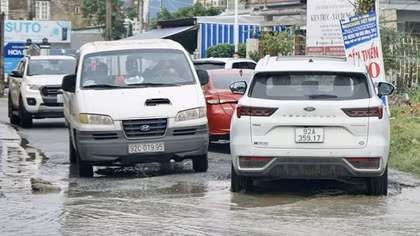 Ôtô ùn ùn vào khu dân cư phá nát đường sá, gây mất ATGT
