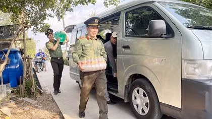 Công an tỉnh Cà Mau chia sẻ với người dân vùng khô hạn