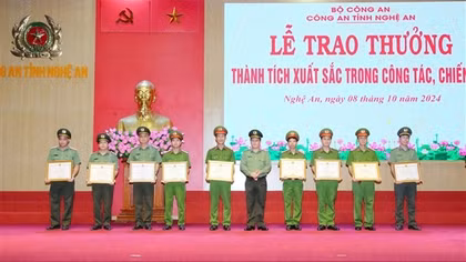Công an tỉnh Nghệ An trao thưởng thành tích xuất sắc trong công tác, chiến đấu