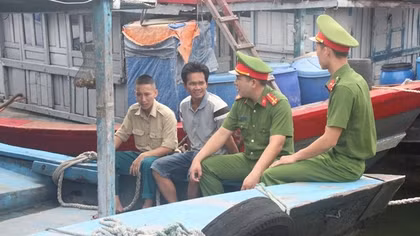 Tuyên truyền, vận động ngư dân bám biển, khai thác hải sản hợp pháp