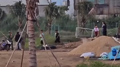 Thi thể bé trai 12 tuổi được phát hiện dưới hồ nước trong sân bóng