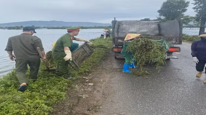 Công an xã tham gia dọn dẹp, vệ sinh môi trường sau mưa lũ