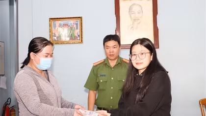 Nhặt được tiền ở cây ATM, nữ sinh mang đến Công an nhờ tìm người để quên trả lại
