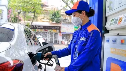 Xăng dầu đồng loạt tăng giá, RON95-II vượt ngưỡng 23.000 đồng/lít