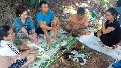 Bắt quả tang 5 đối tượng rủ nhau ra nghĩa địa đánh bạc