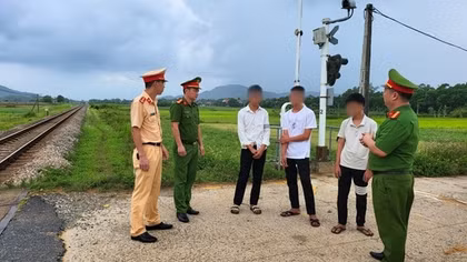 Xác định nhóm học sinh gây ra 3 vụ ném đá gây vỡ kính tàu Bắc Nam