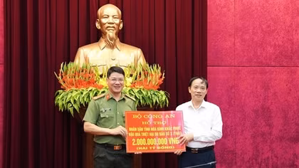 Cục Cảnh sát hình sự và Công an Hoà Bình ủng hộ đồng bào khắc phục hậu quả bão lũ