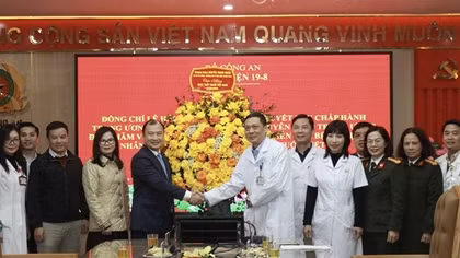 Phó trưởng Ban Tuyên giáo Trung ương Lê Hải Bình thăm, chúc mừng Bệnh viện 19-8