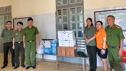 Nhiều hoạt động thiện nguyện giúp đỡ người dân khắc phục hậu quả của mưa bão