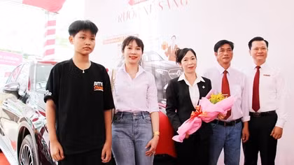 Agribank tặng xe cứu thương cho ngành Y tế tỉnh Long An và Trao thưởng chương trình “Tết An khang - Rước xế sang”