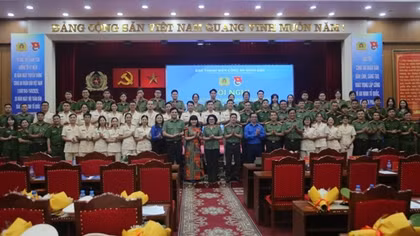 Tuyên dương nhà giáo trẻ CAND tiêu biểu và trao học bổng Vừ A Dính cho học sinh, sinh viên