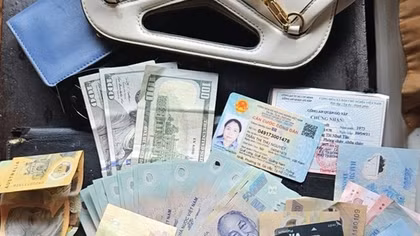 Khách đi tàu lại để quên túi tiền