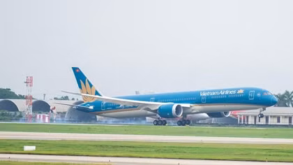 Siêu máy bay thân rộng Boeing 787-10 thứ 5 của Vietnam Airlines hạ cánh xuống Nội Bài