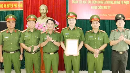 Khen thưởng các tập thể, cá nhân xuất sắc trong khám phá vụ vận chuyển 7,1kg ma tuý ở Thái Nguyên