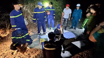 Xuyên đêm cứu nạn hai du khách kiệt sức trên núi Cô Tiên