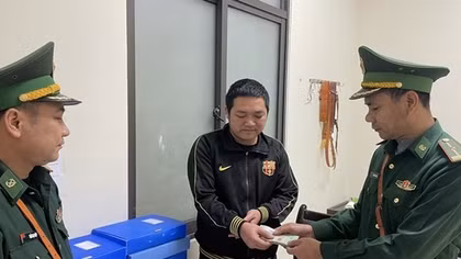 Thiếu tá Bộ đội Biên phòng tìm người để trả lại của rơi