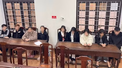 11 nam, nữ thuê chung phòng trọ để... cất giấu dao, kiếm