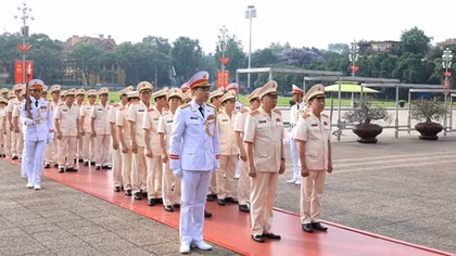 Đoàn đại biểu Đảng ủy Công an Trung ương, Bộ Công an vào Lăng viếng Chủ tịch Hồ Chí Minh