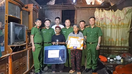Tặng quà, khám bệnh, cấp thuốc miễn phí cho bà con vùng bị lũ lụt ở Yên Bái