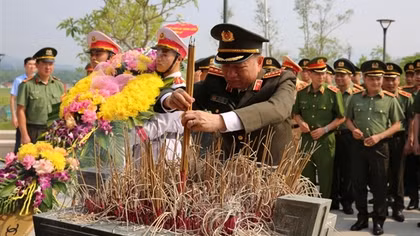 Bộ trưởng Tô Lâm dâng hương, dâng hoa tại Đền thờ liệt sĩ Chiến trường Điện Biên Phủ