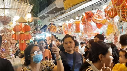 Nhộn nhịp khách tham quan lên Phố lồng đèn Lương Nhữ Học đón Trung thu