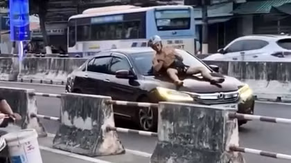 Làm rõ clip người đàn ông nước ngoài hò hét, nhảy lên nắp capo “diễn xiếc”